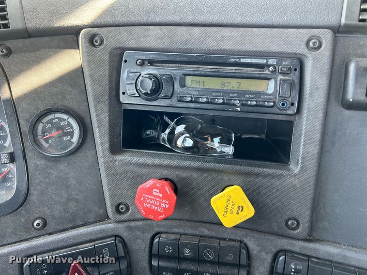 image for item MF9970 2013 Freightliner Cascadia 113  semi truck