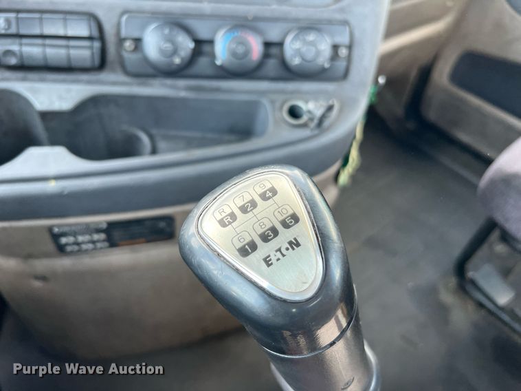 image for item MF9970 2013 Freightliner Cascadia 113  semi truck