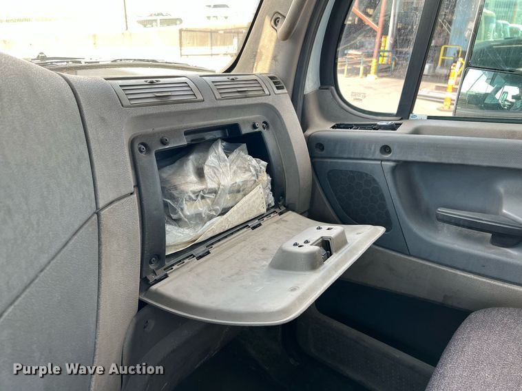 image for item MF9970 2013 Freightliner Cascadia 113  semi truck