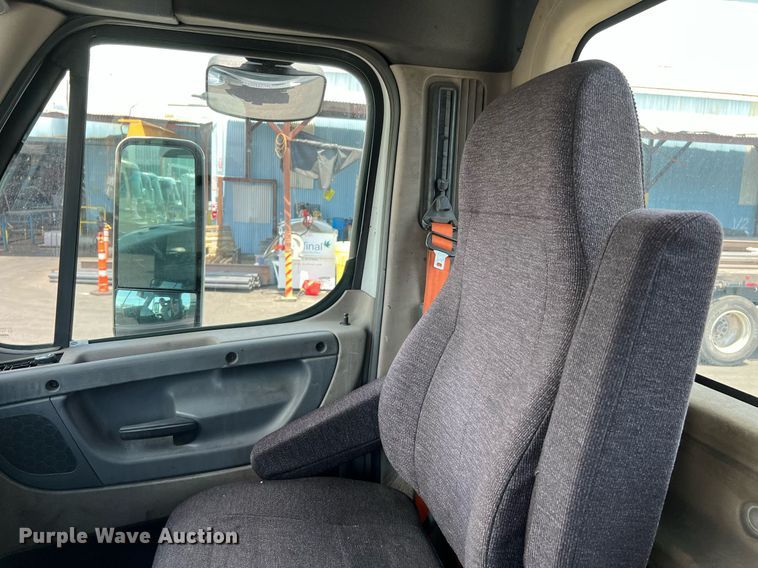 image for item MF9970 2013 Freightliner Cascadia 113  semi truck