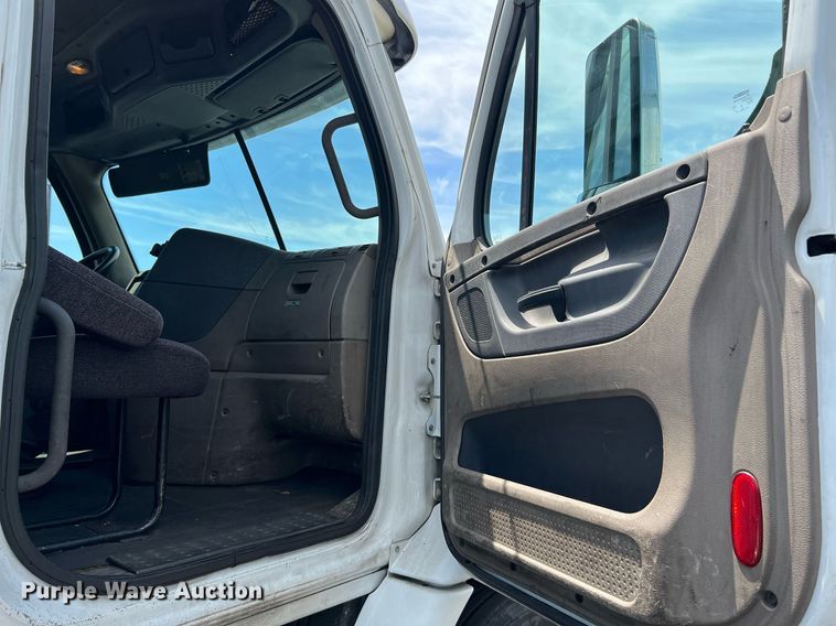 image for item MF9970 2013 Freightliner Cascadia 113  semi truck