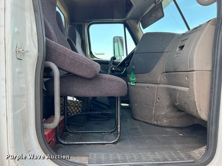 image for item MF9970 2013 Freightliner Cascadia 113  semi truck