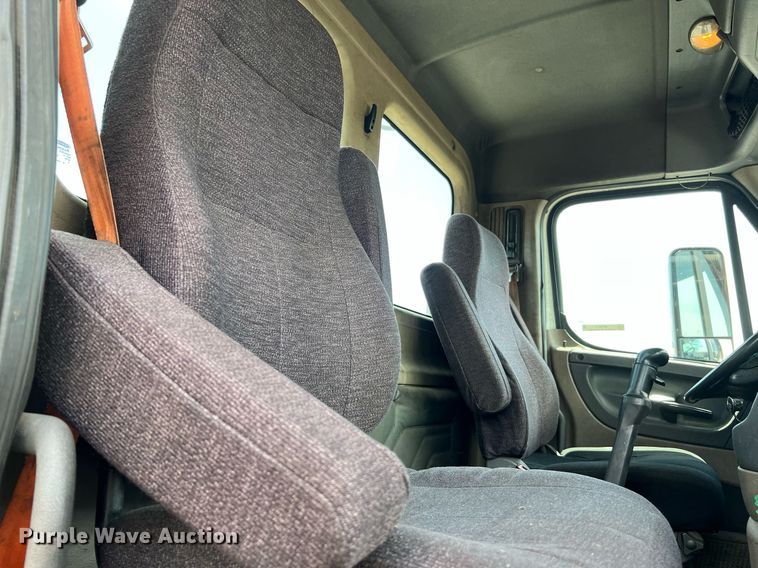 image for item MF9970 2013 Freightliner Cascadia 113  semi truck