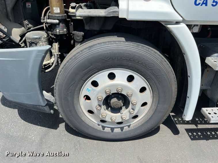 image for item MF9970 2013 Freightliner Cascadia 113  semi truck