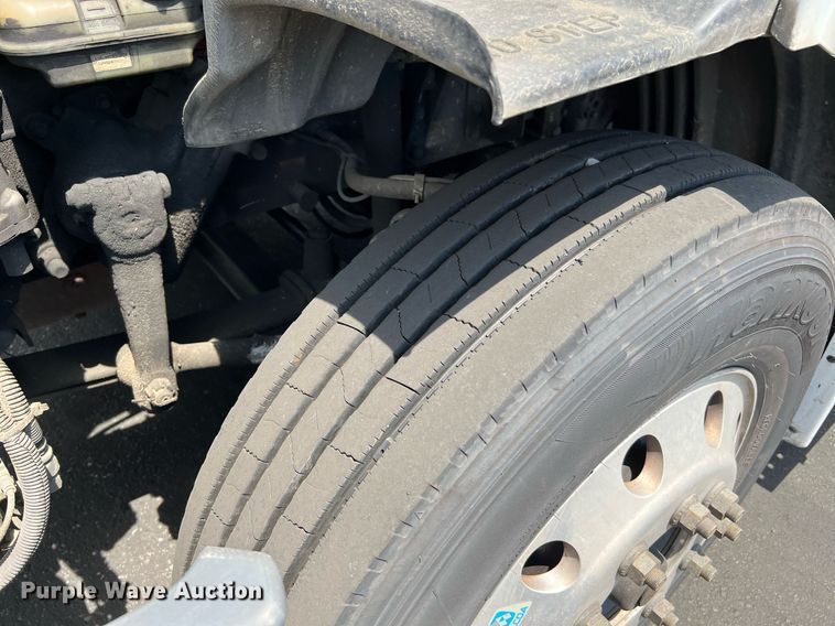 image for item MF9970 2013 Freightliner Cascadia 113  semi truck