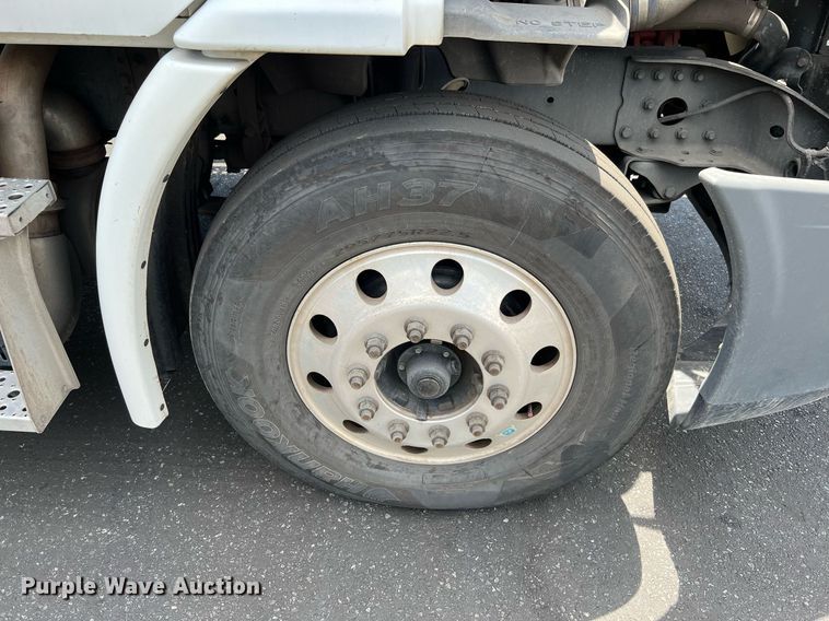 image for item MF9970 2013 Freightliner Cascadia 113  semi truck