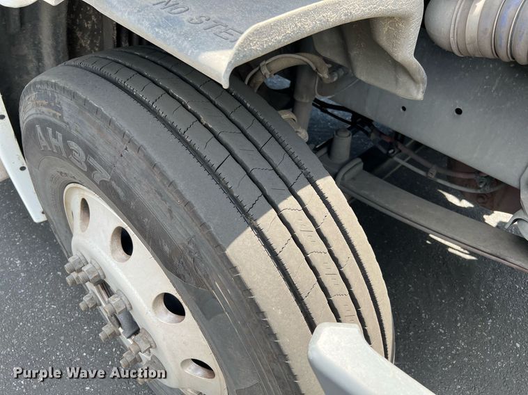 image for item MF9970 2013 Freightliner Cascadia 113  semi truck