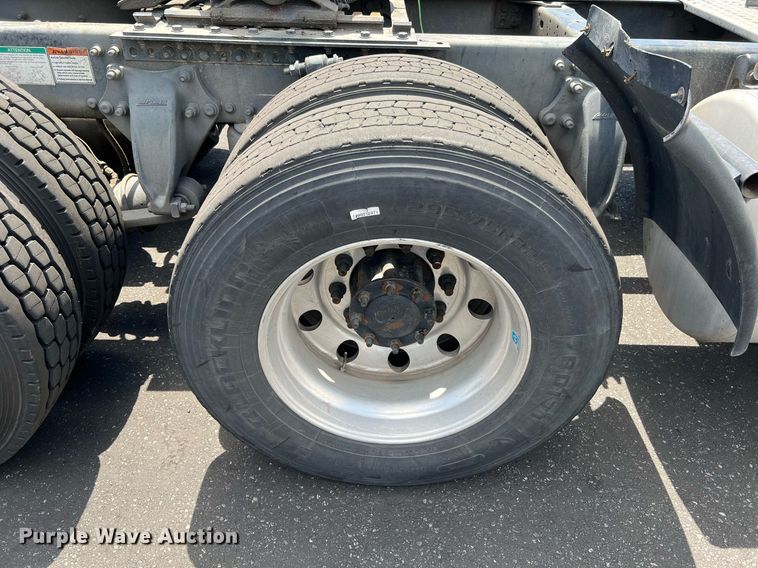 image for item MF9970 2013 Freightliner Cascadia 113  semi truck