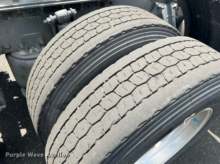 image for item MF9970 2013 Freightliner Cascadia 113  semi truck