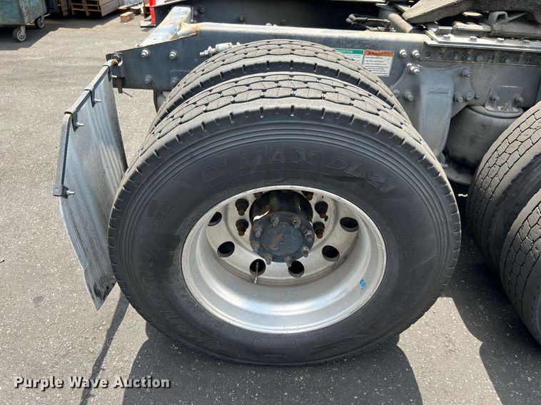 image for item MF9970 2013 Freightliner Cascadia 113  semi truck