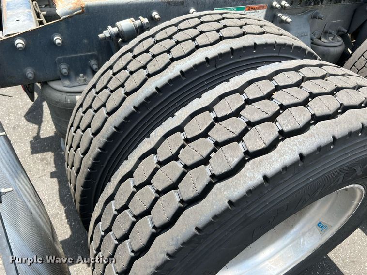 image for item MF9970 2013 Freightliner Cascadia 113  semi truck