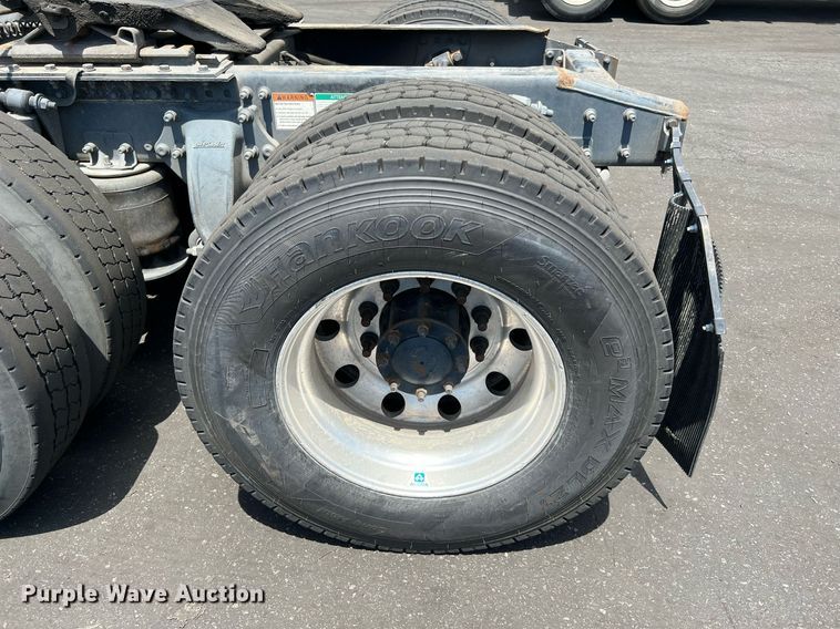 image for item MF9970 2013 Freightliner Cascadia 113  semi truck