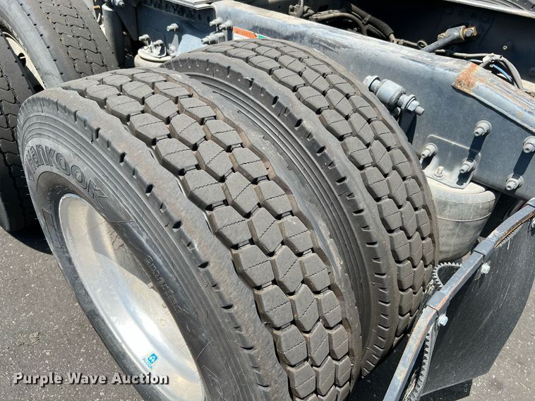 image for item MF9970 2013 Freightliner Cascadia 113  semi truck