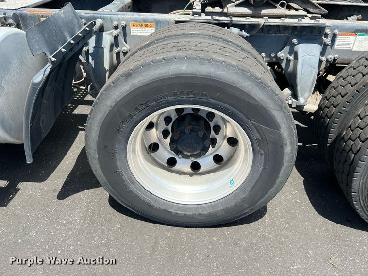 image for item MF9970 2013 Freightliner Cascadia 113  semi truck