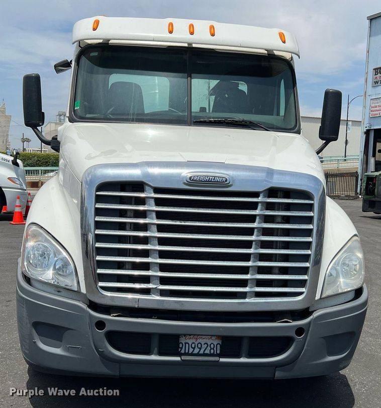 image for item MF9971 2012 Freightliner Cascadia  semi truck