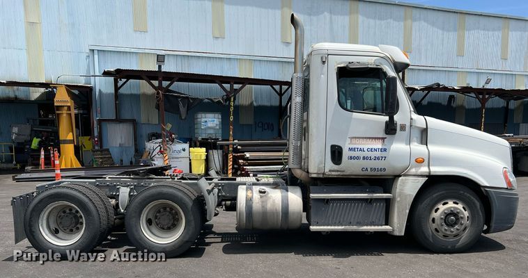 image for item MF9971 2012 Freightliner Cascadia  semi truck