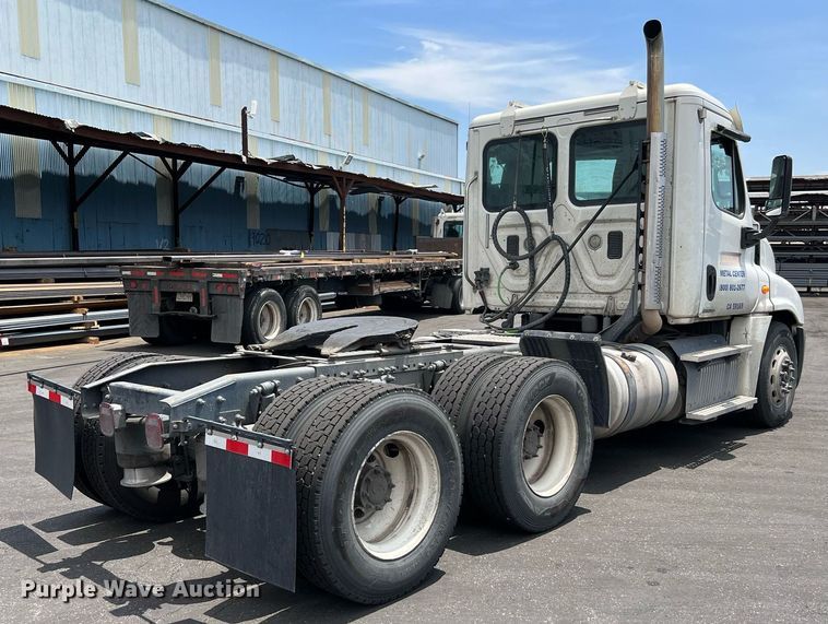 image for item MF9971 2012 Freightliner Cascadia  semi truck