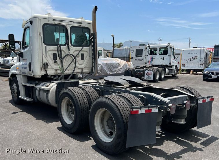 image for item MF9971 2012 Freightliner Cascadia  semi truck