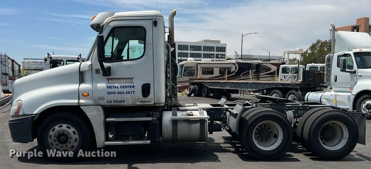 image for item MF9971 2012 Freightliner Cascadia  semi truck