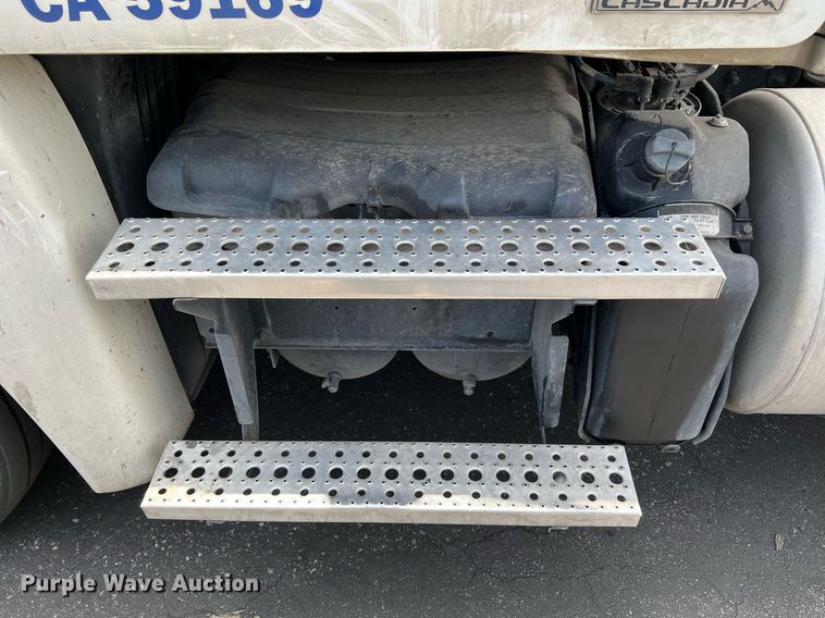 image for item MF9971 2012 Freightliner Cascadia  semi truck