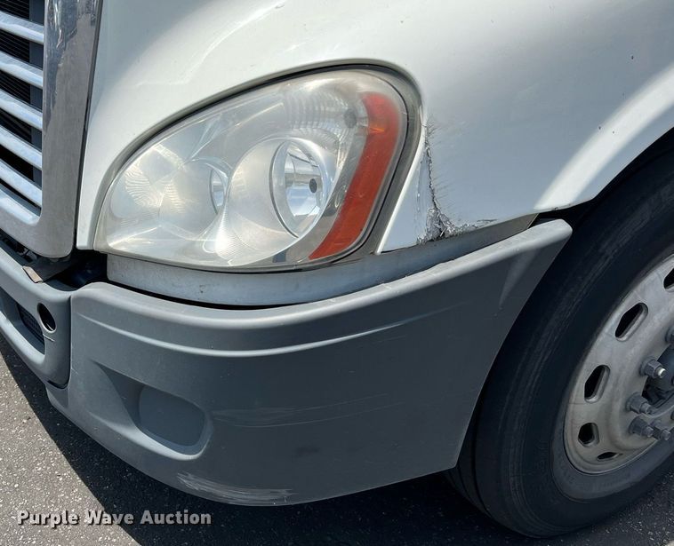 image for item MF9971 2012 Freightliner Cascadia  semi truck