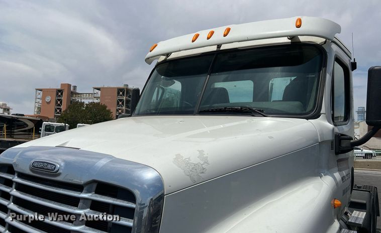 image for item MF9971 2012 Freightliner Cascadia  semi truck