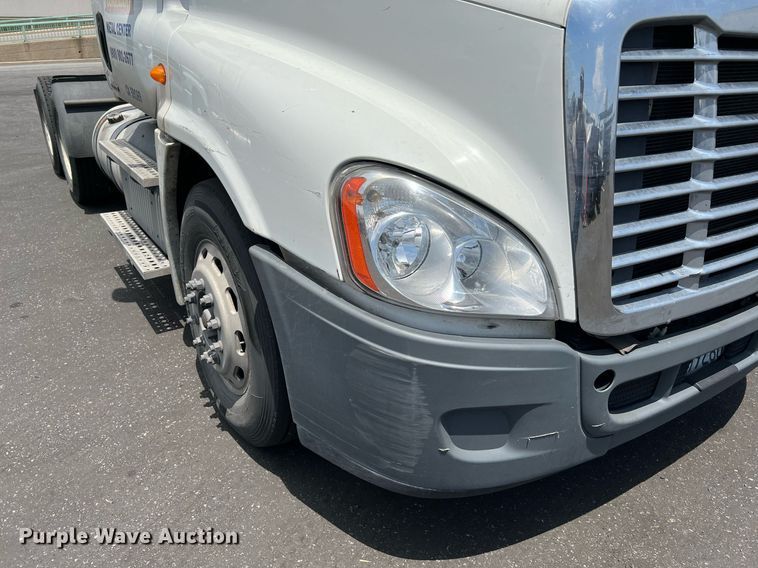 image for item MF9971 2012 Freightliner Cascadia  semi truck