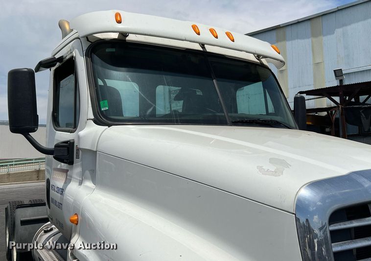 image for item MF9971 2012 Freightliner Cascadia  semi truck