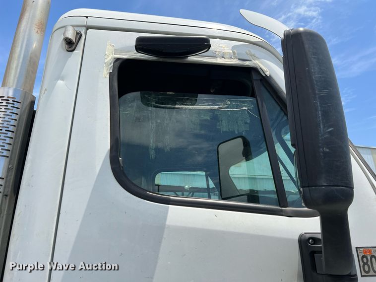 image for item MF9971 2012 Freightliner Cascadia  semi truck