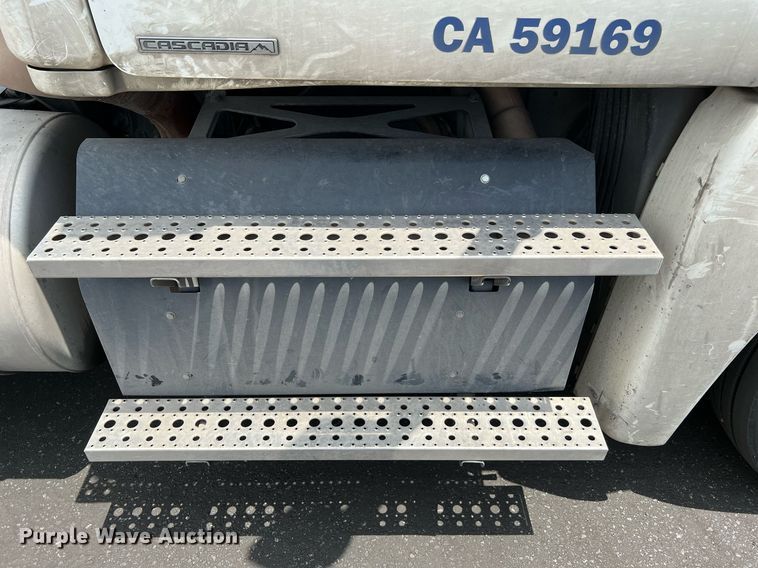 image for item MF9971 2012 Freightliner Cascadia  semi truck