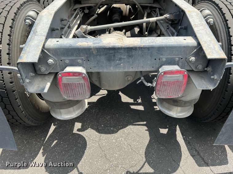 image for item MF9971 2012 Freightliner Cascadia  semi truck