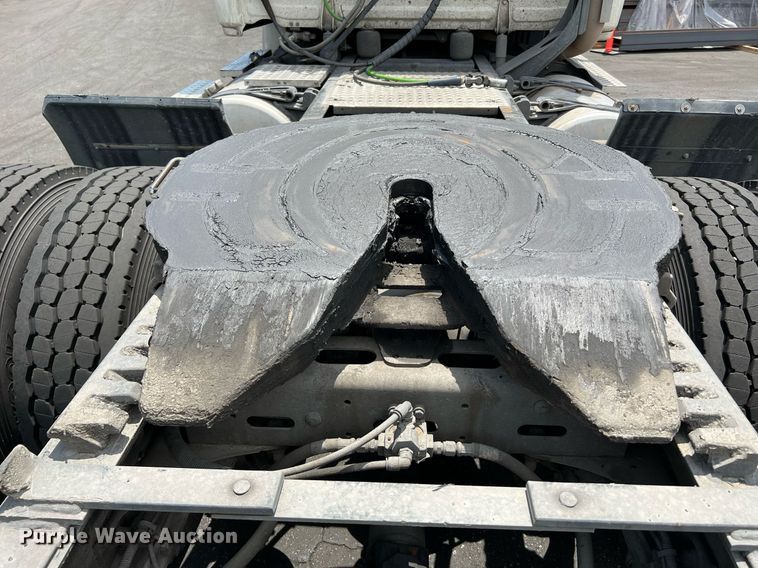 image for item MF9971 2012 Freightliner Cascadia  semi truck