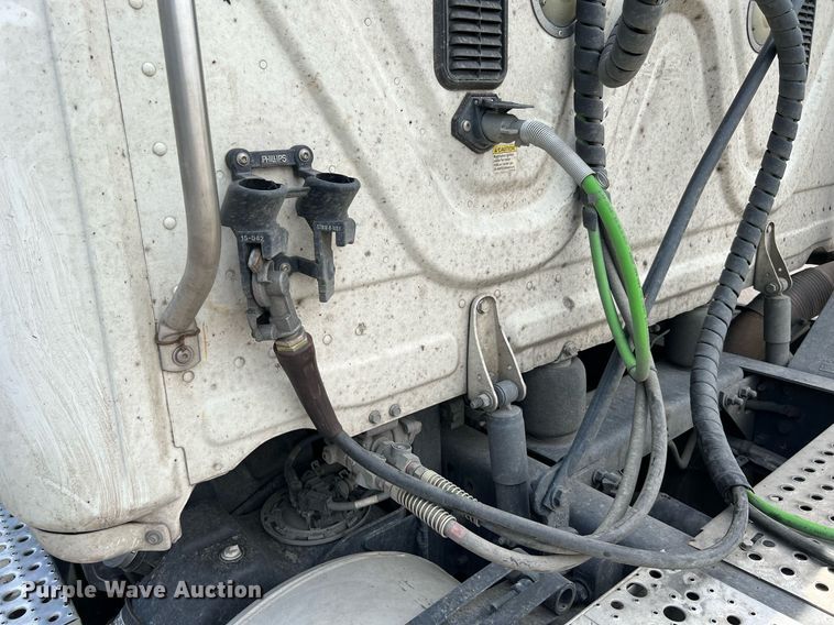 image for item MF9971 2012 Freightliner Cascadia  semi truck