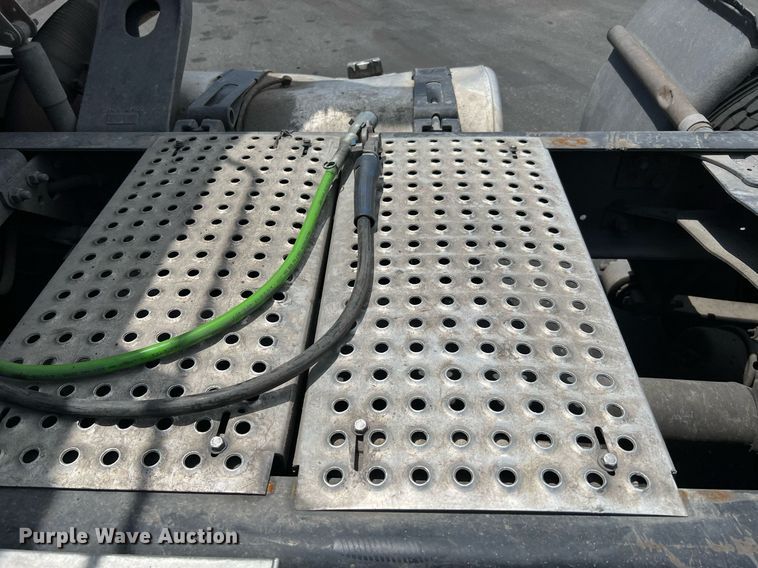 image for item MF9971 2012 Freightliner Cascadia  semi truck