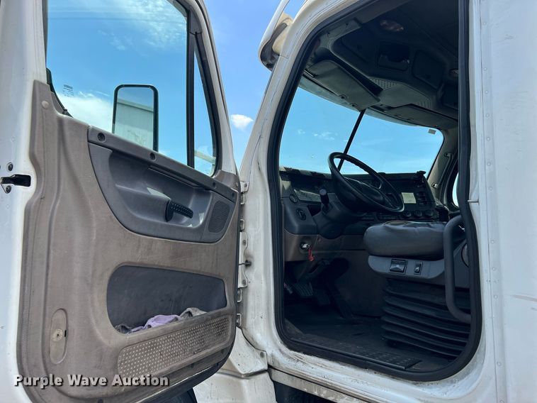 image for item MF9971 2012 Freightliner Cascadia  semi truck