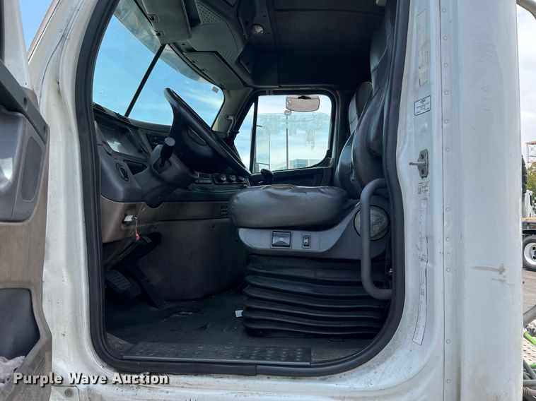 image for item MF9971 2012 Freightliner Cascadia  semi truck