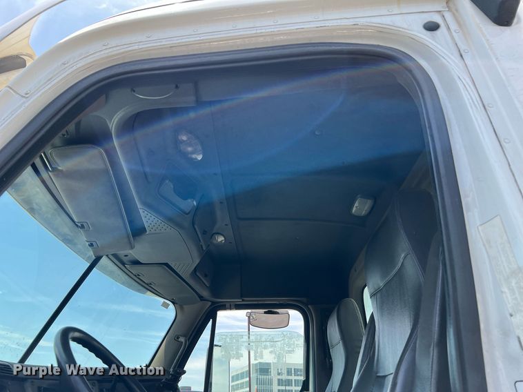 image for item MF9971 2012 Freightliner Cascadia  semi truck