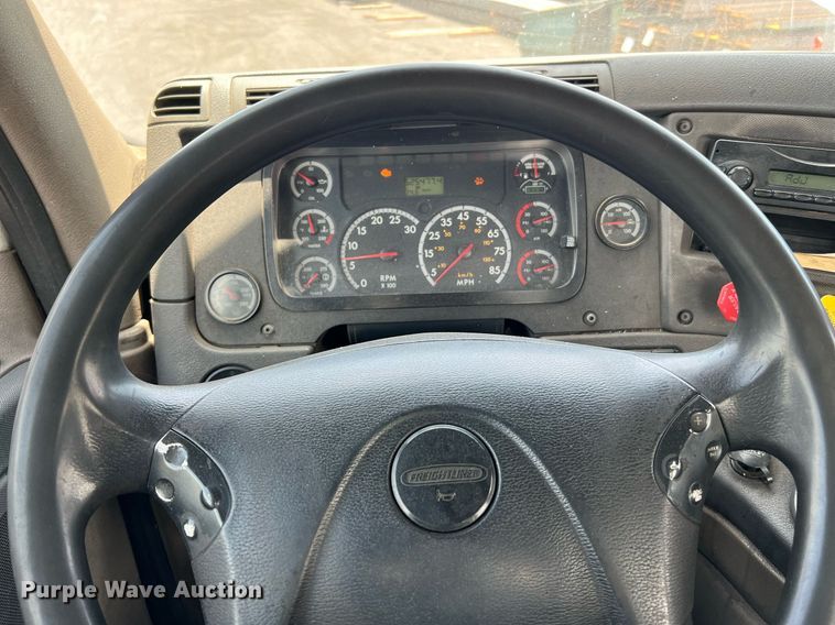 image for item MF9971 2012 Freightliner Cascadia  semi truck