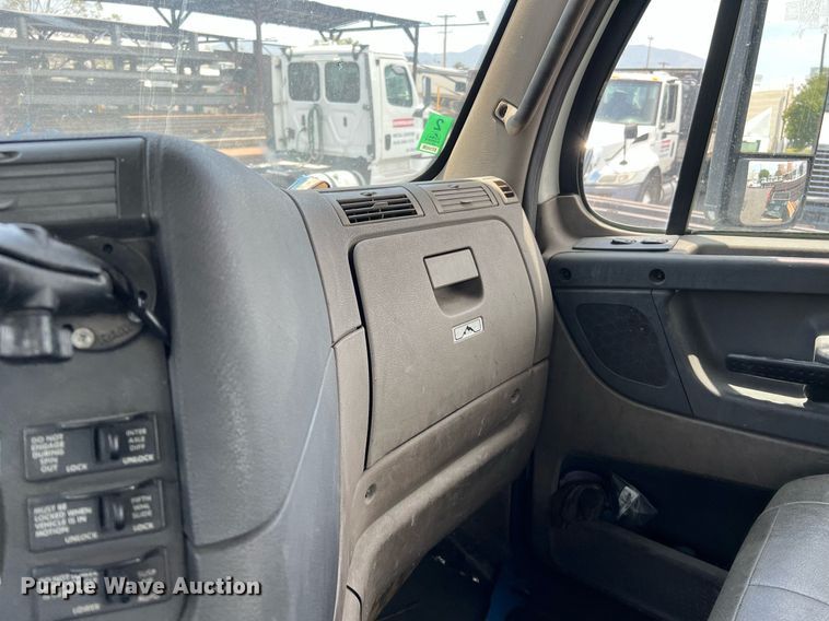 image for item MF9971 2012 Freightliner Cascadia  semi truck