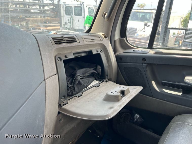 image for item MF9971 2012 Freightliner Cascadia  semi truck