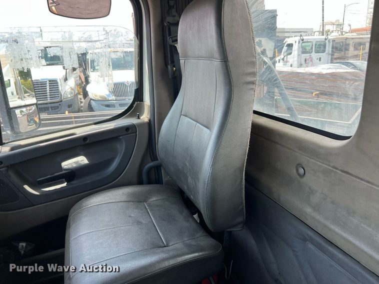 image for item MF9971 2012 Freightliner Cascadia  semi truck