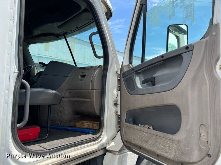 image for item MF9971 2012 Freightliner Cascadia  semi truck