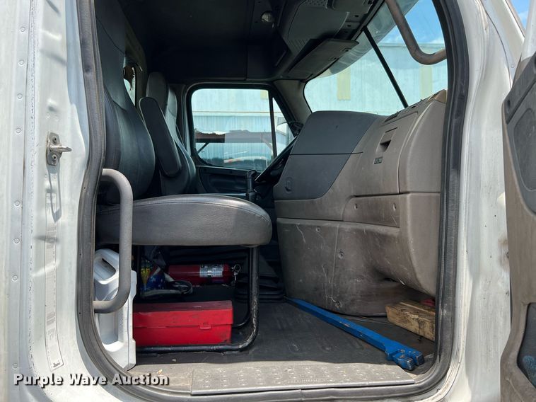 image for item MF9971 2012 Freightliner Cascadia  semi truck