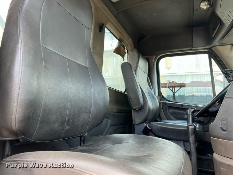 image for item MF9971 2012 Freightliner Cascadia  semi truck