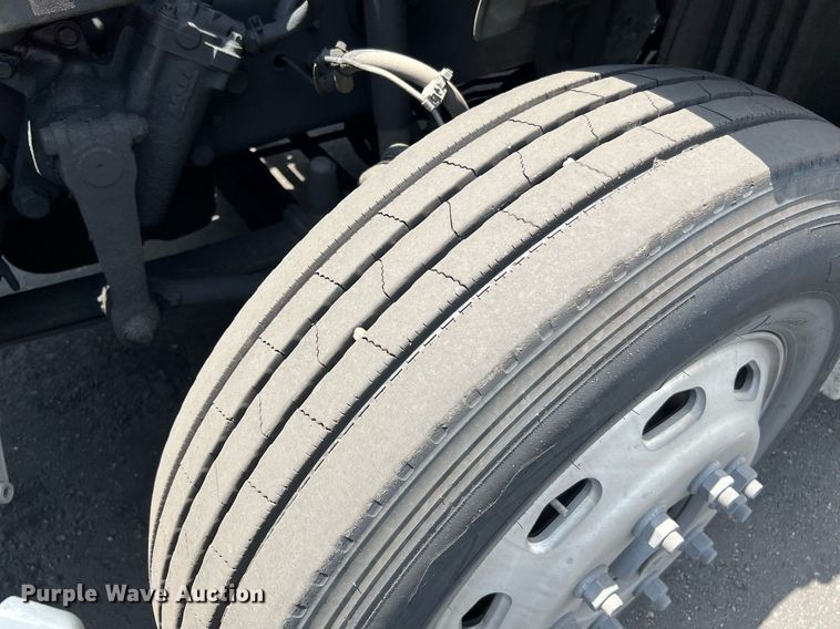 image for item MF9971 2012 Freightliner Cascadia  semi truck