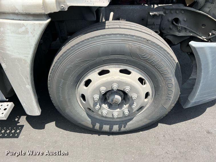 image for item MF9971 2012 Freightliner Cascadia  semi truck