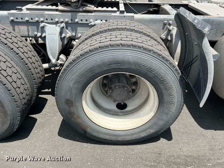 image for item MF9971 2012 Freightliner Cascadia  semi truck