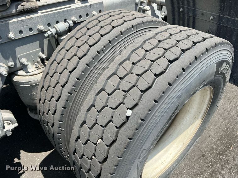 image for item MF9971 2012 Freightliner Cascadia  semi truck