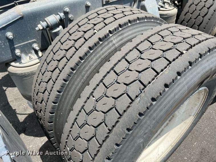 image for item MF9971 2012 Freightliner Cascadia  semi truck