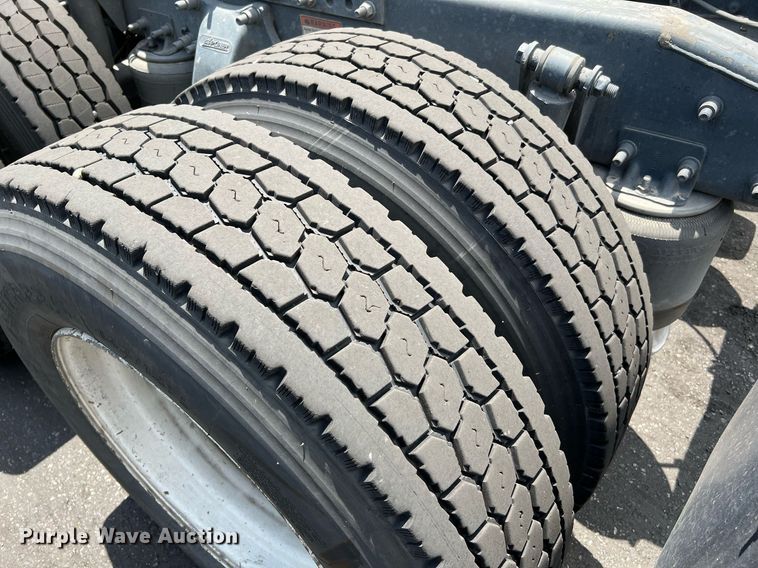 image for item MF9971 2012 Freightliner Cascadia  semi truck